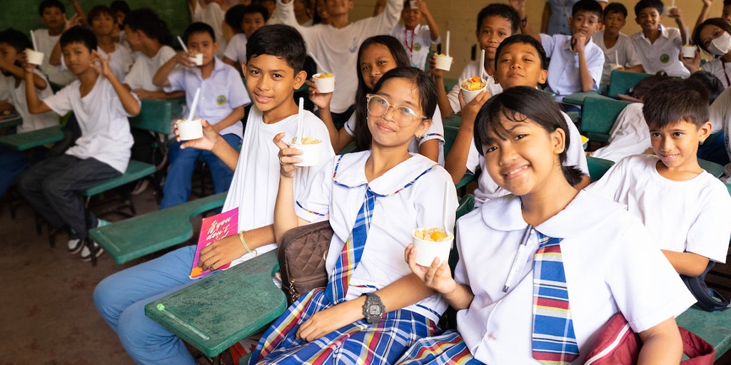 Students eating a meal in the Philippines